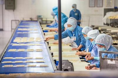 食品車間生產(chǎn)忙，食品安全保健康