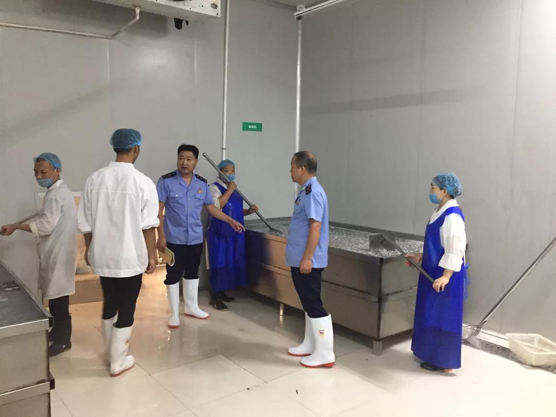 鳳橋市場(chǎng)監(jiān)管分局開(kāi)展食品生產(chǎn)企業(yè)“全覆蓋”監(jiān)督檢查 筑牢食品安全防線
